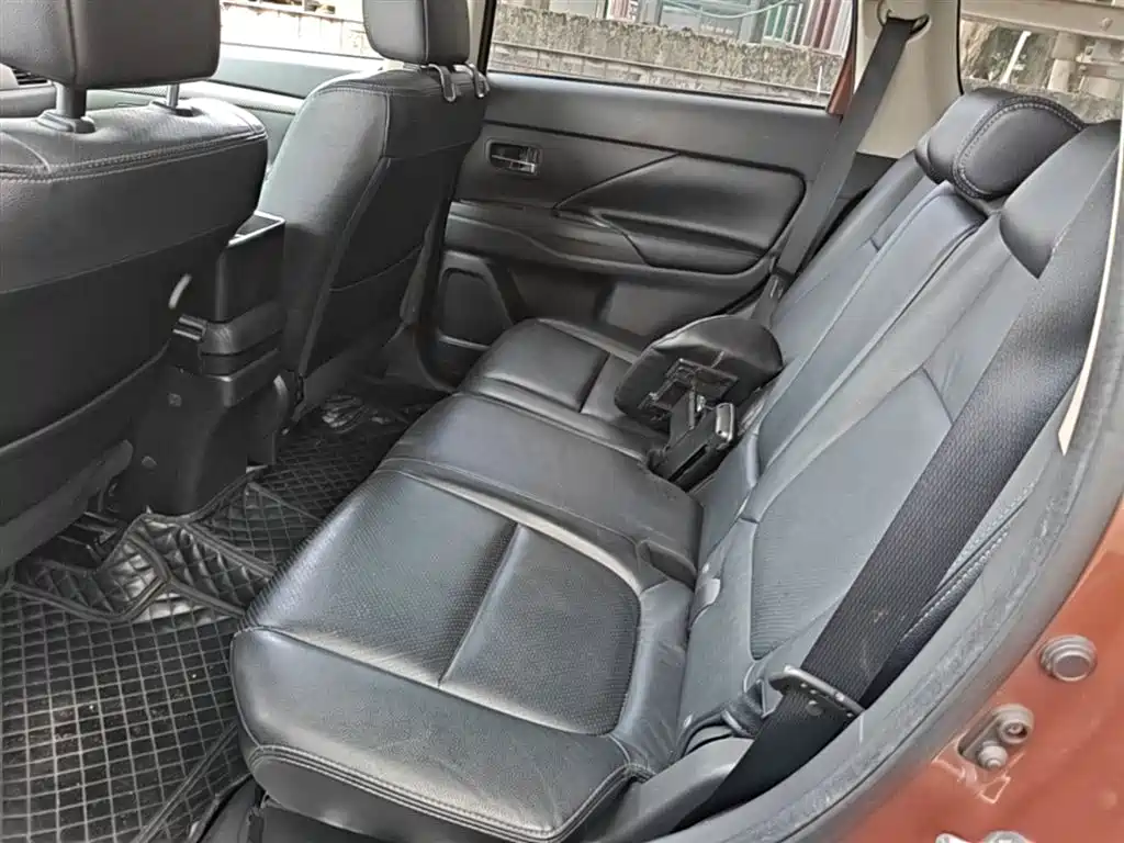 Mitsubishi Outlander (Import) 2014 2.4L 4WD Luxury Value Edition 5-seater фото 17