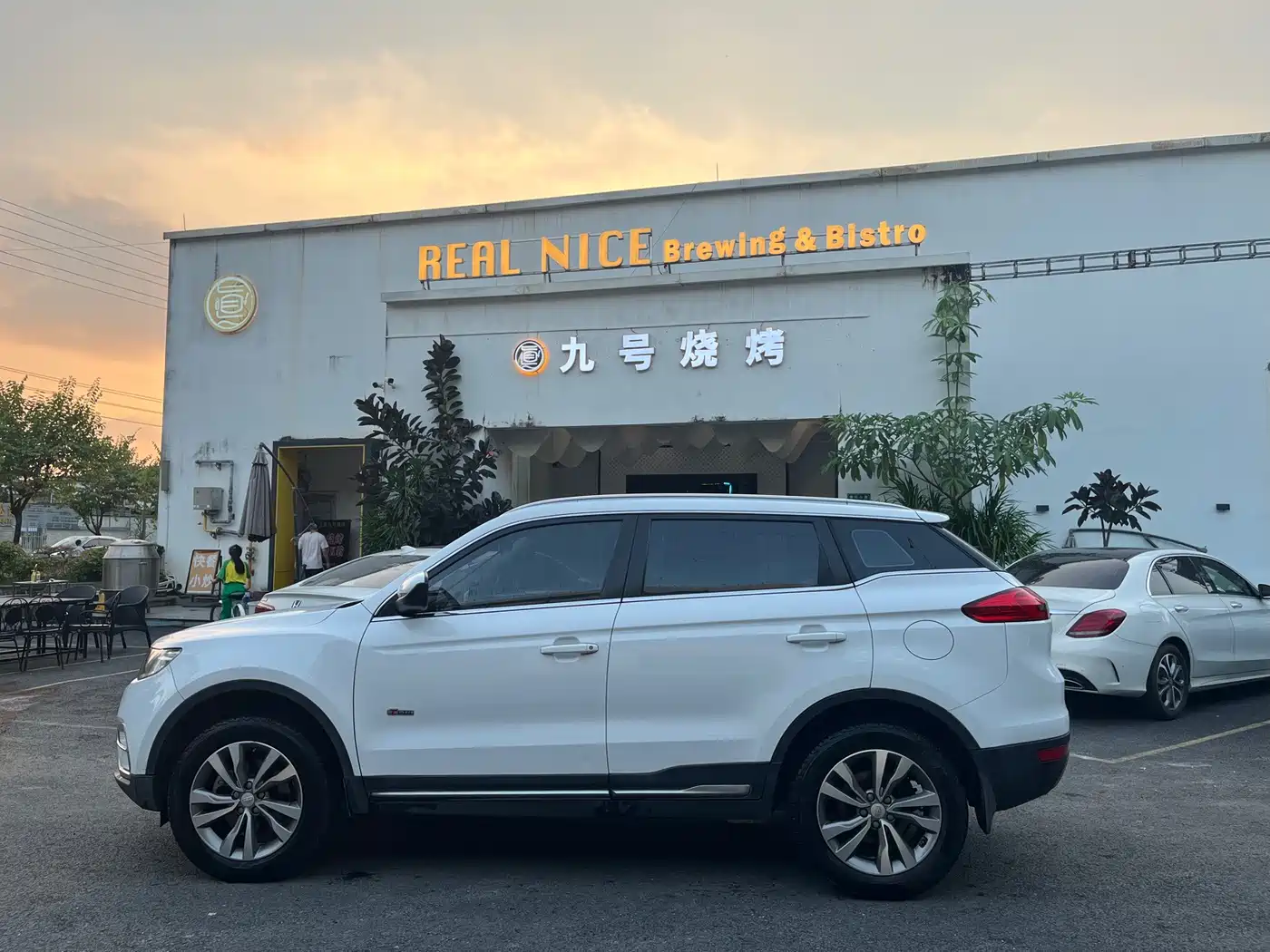 Фото 8 - Geely Atlas