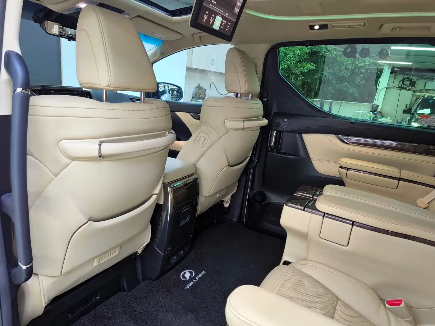 Toyota Vellfire 2019 Hybrid 2.5L HV Premium Edition фото 14