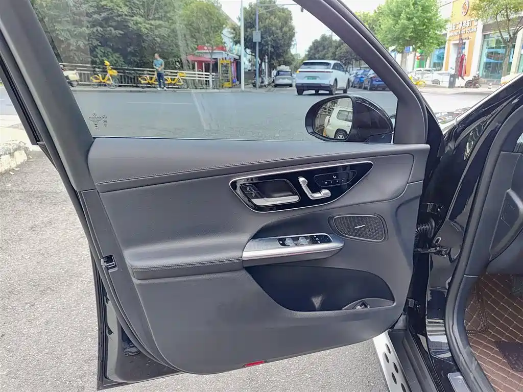 Mercedes-Benz GLC 2023 GLC 300 L 4MATIC Sport 5-Seater фото 6