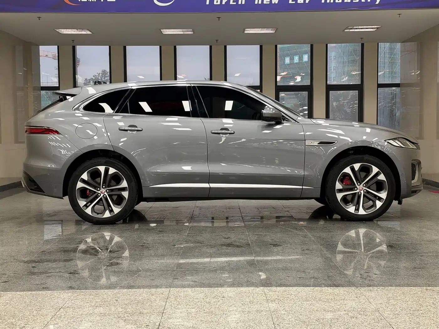 Фото 6 - Jaguar F-PACE