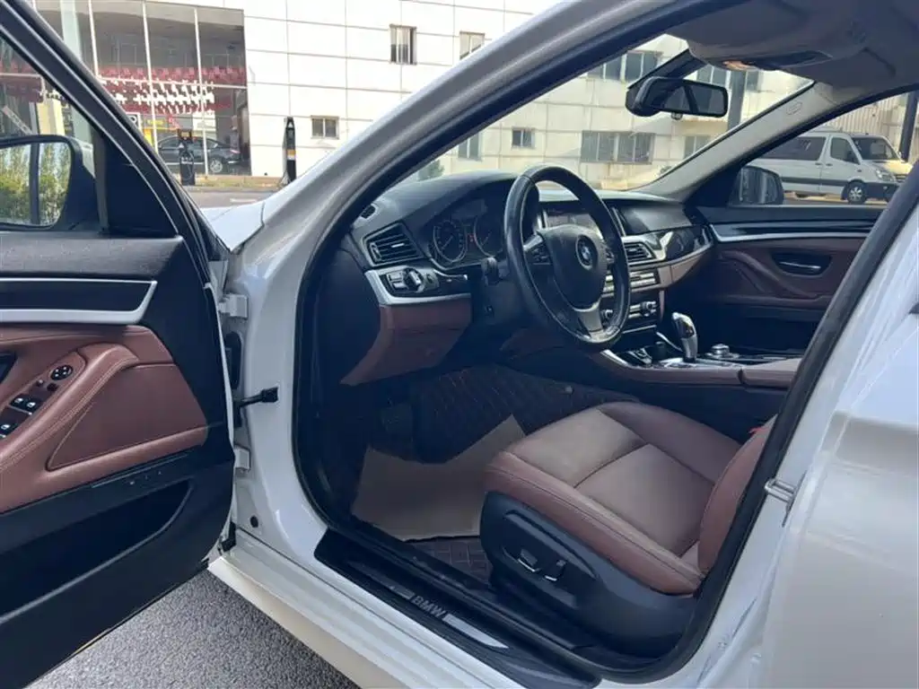 BMW 5 Series 2017 520Li Classic Edition фото 9