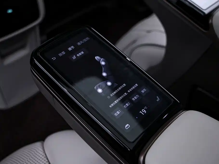 Denza D9 2023 2022 DM-i 970 AWD Flagship