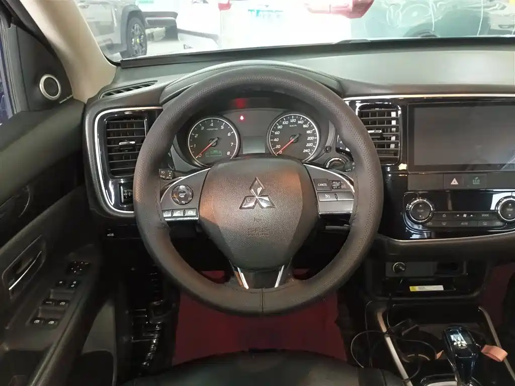 MITSUBISHI OUTLANDER