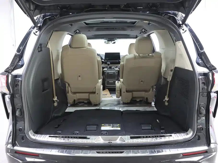 Toyota Granvia 2022 2.5L Hybrid Premium Edition фото 29