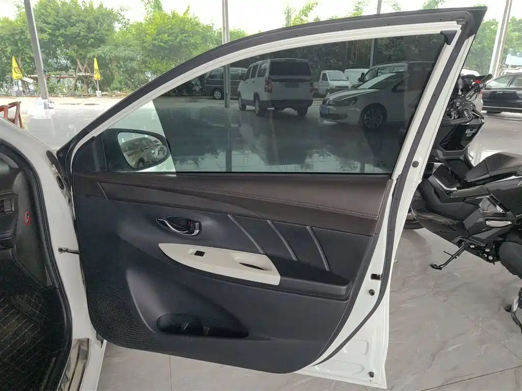 Toyota YARiS L Zhi Xuan 2015 1.5G Manual Sunroof Special Edition фото 19