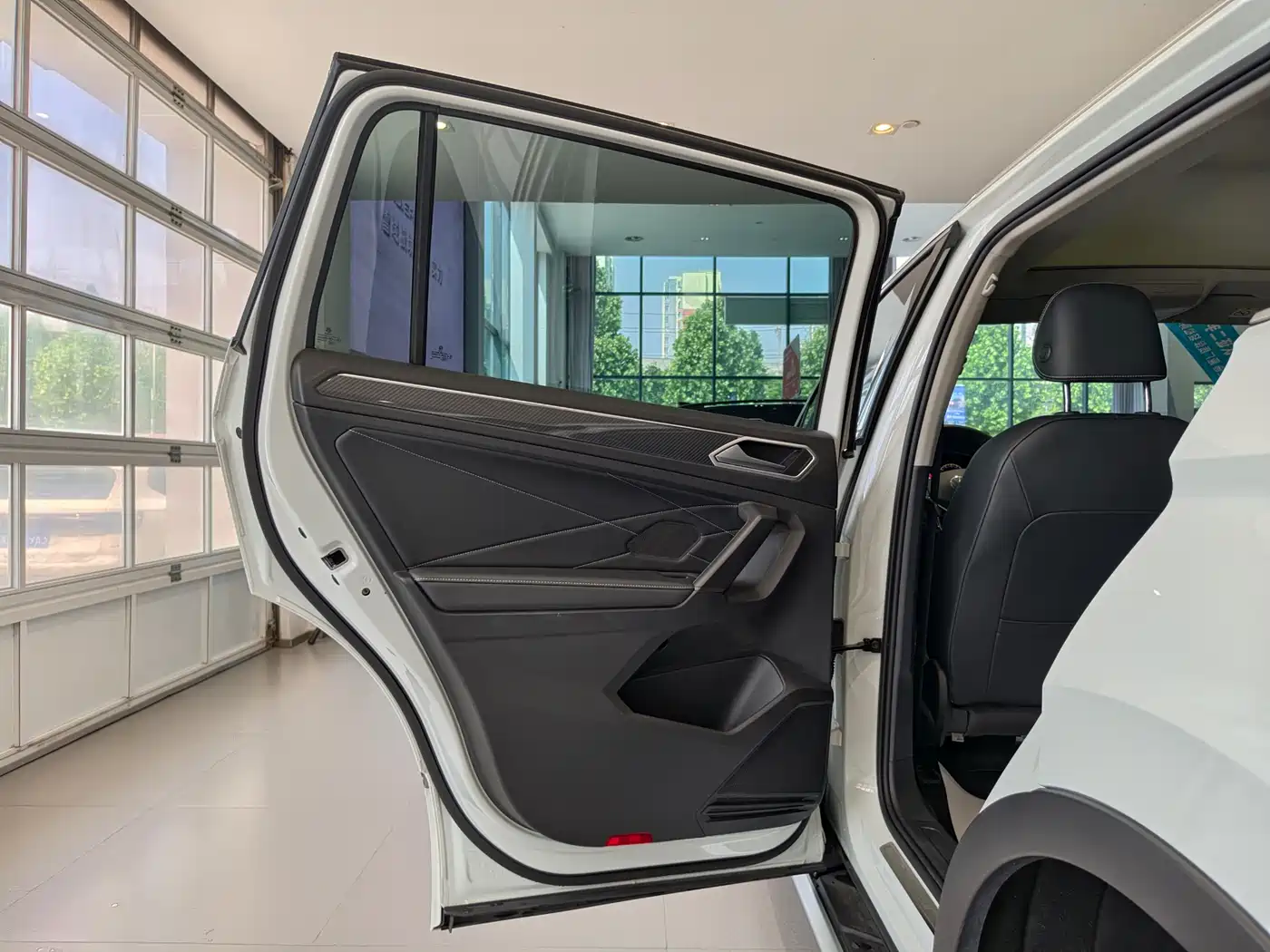 Volkswagen Tiguan L 2024 Outstanding 330TSI Auto 2WD R-Line Dragon Glory Edition фото 6