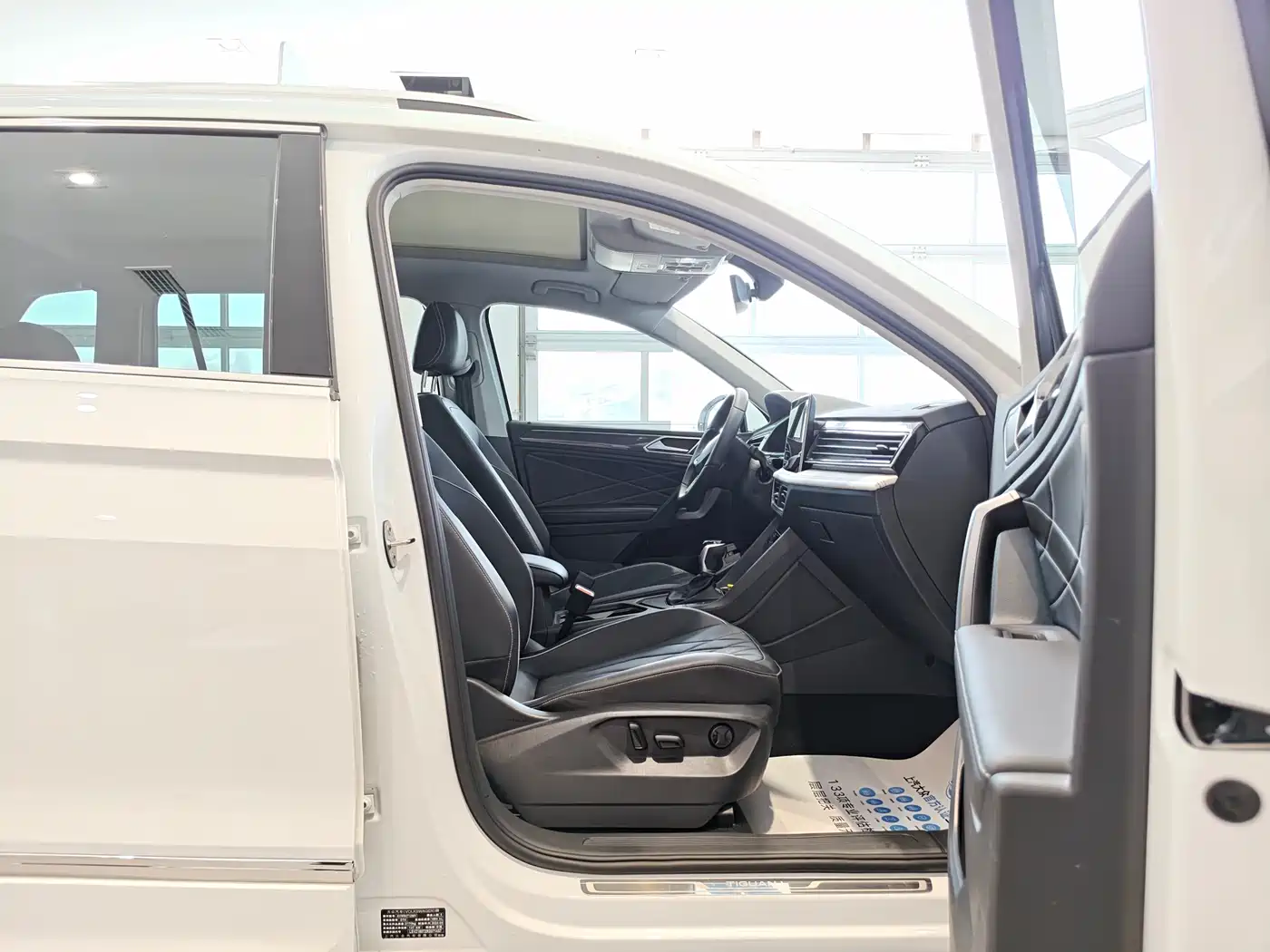 Volkswagen Tiguan L 2024 Outstanding 330TSI Auto 2WD R-Line Dragon Glory Edition фото 11
