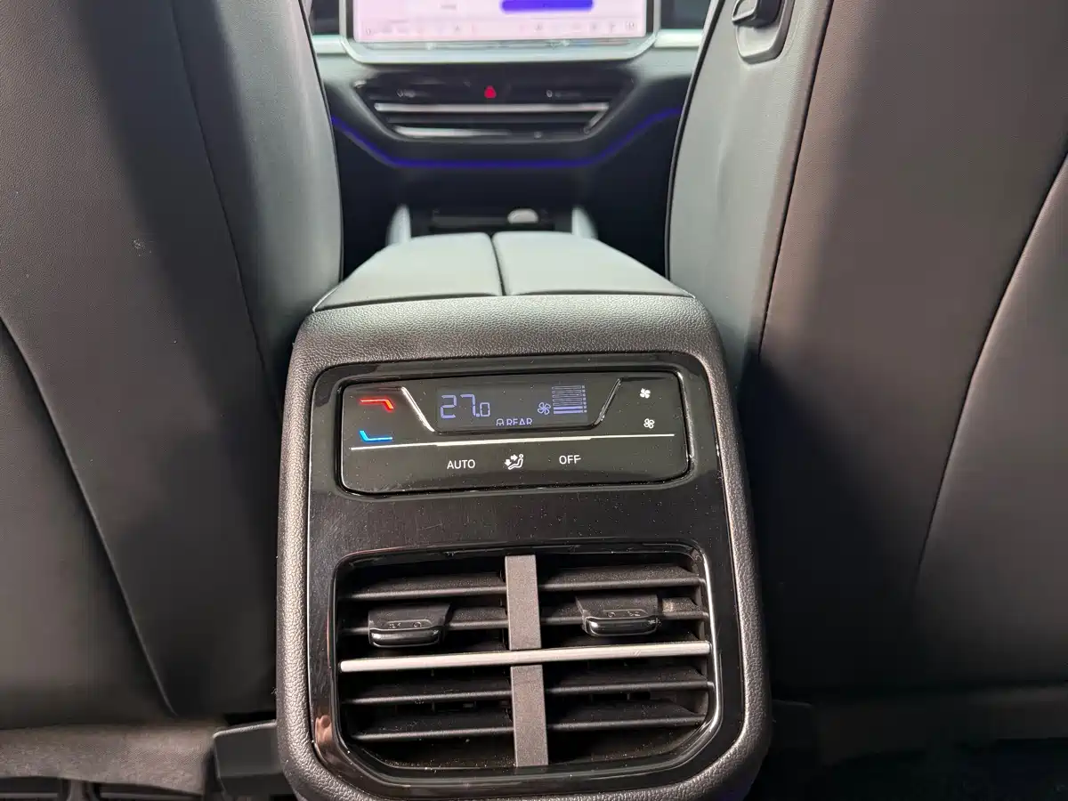 Volkswagen Passat 2025 Pro 380TSI Dragon Fortune Edition фото 10