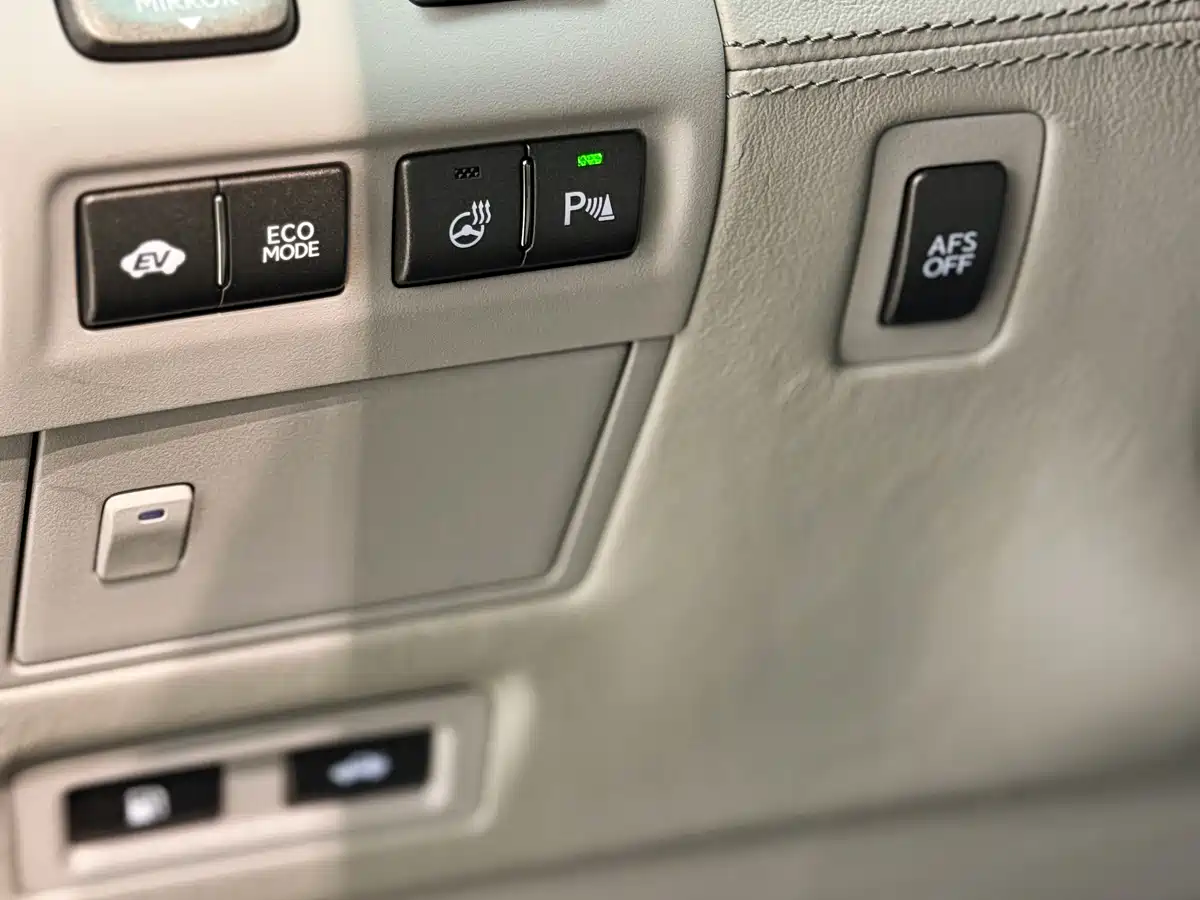 Lexus LS 2013 600hL фото 15