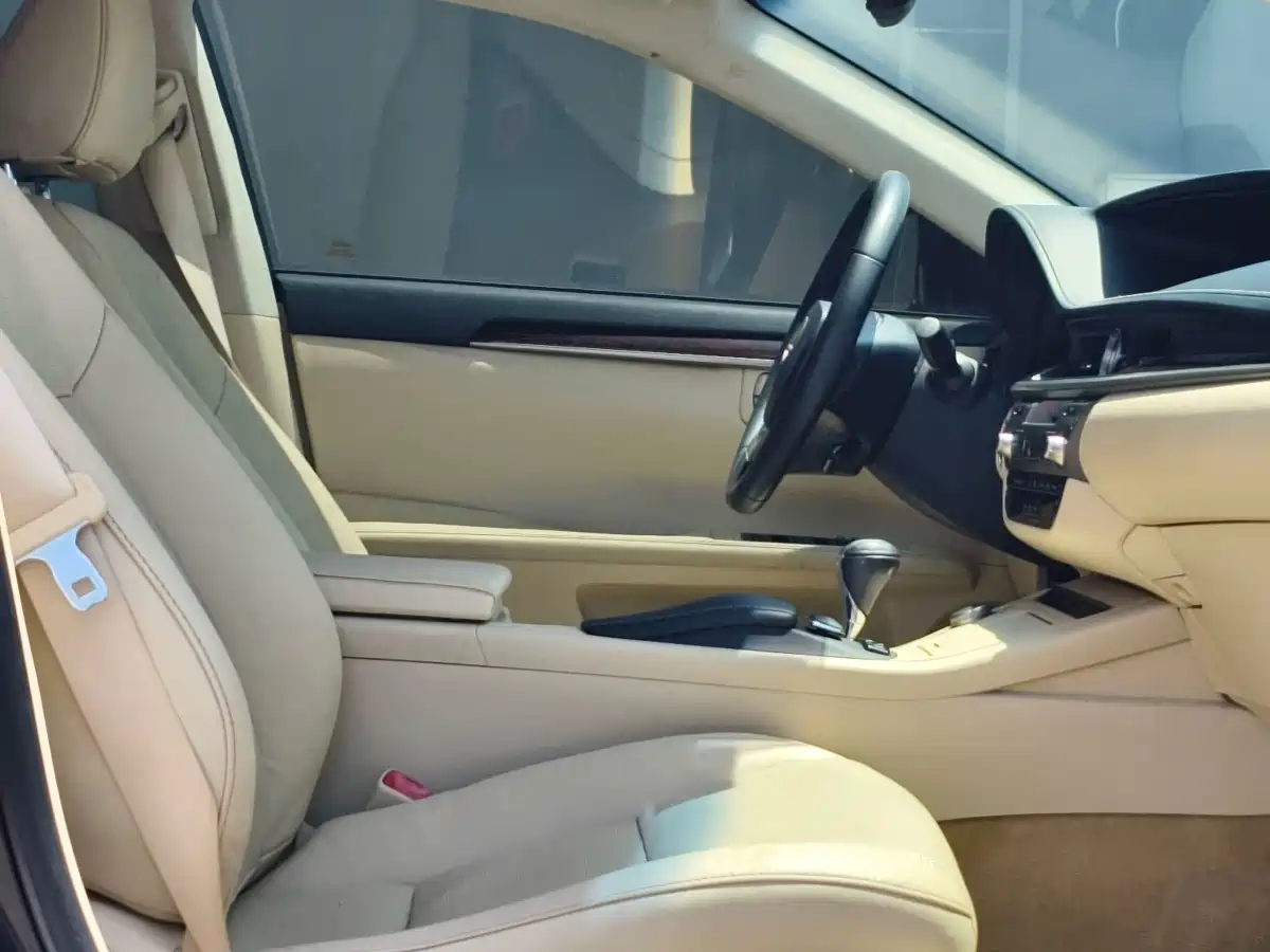 Photo 27 - Lexus ES