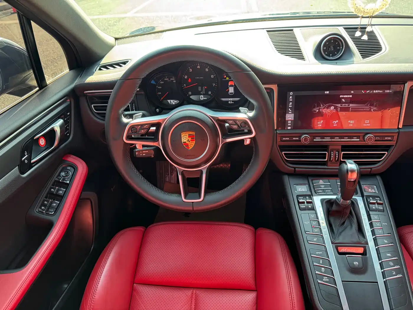 PORSCHE MACAN