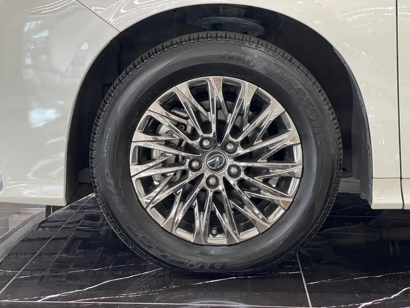 Lexus LM 2020 300h Seven-Seater Elegance Edition фото 38