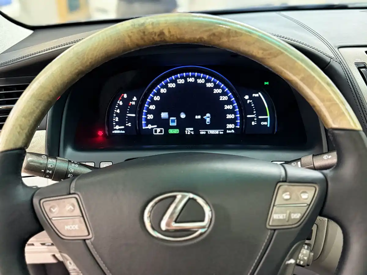 Lexus LS 2013 600hL фото 16
