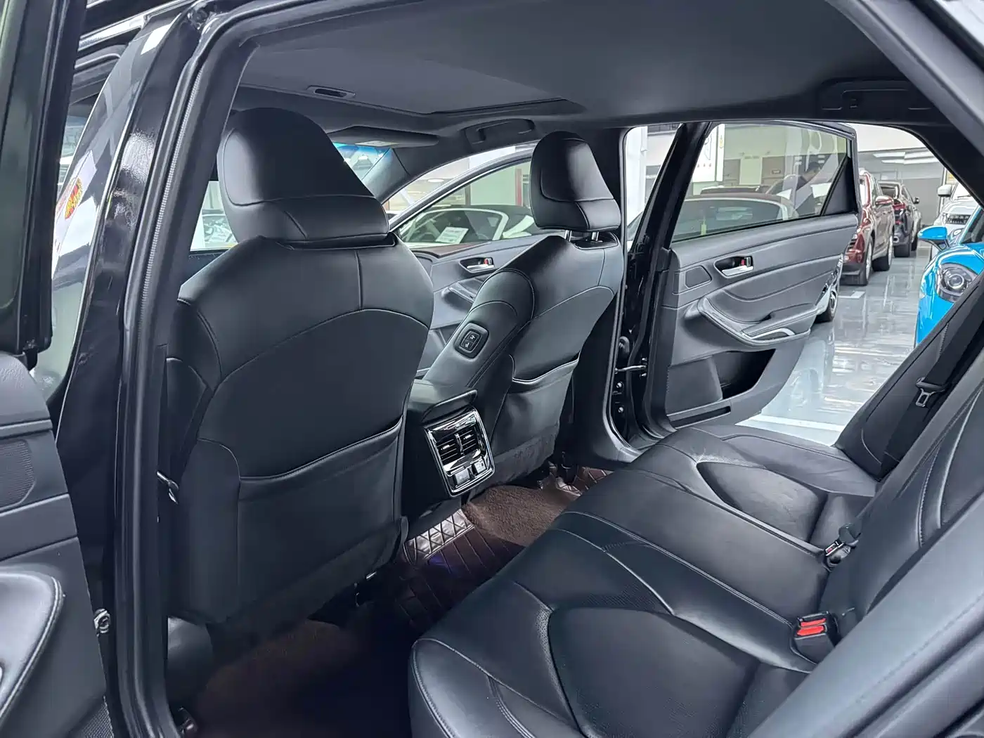 Toyota Avalon 2022 2.0L XLE Premium фото 7