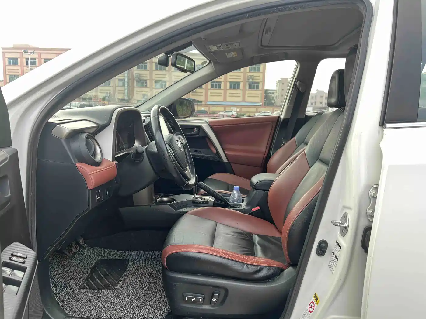 Фото 7 - Toyota RAV4