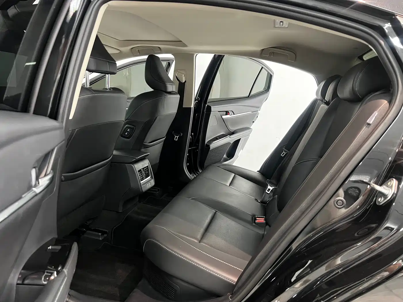 Toyota Camry 2024 2.0GVP Luxury Edition фото 14