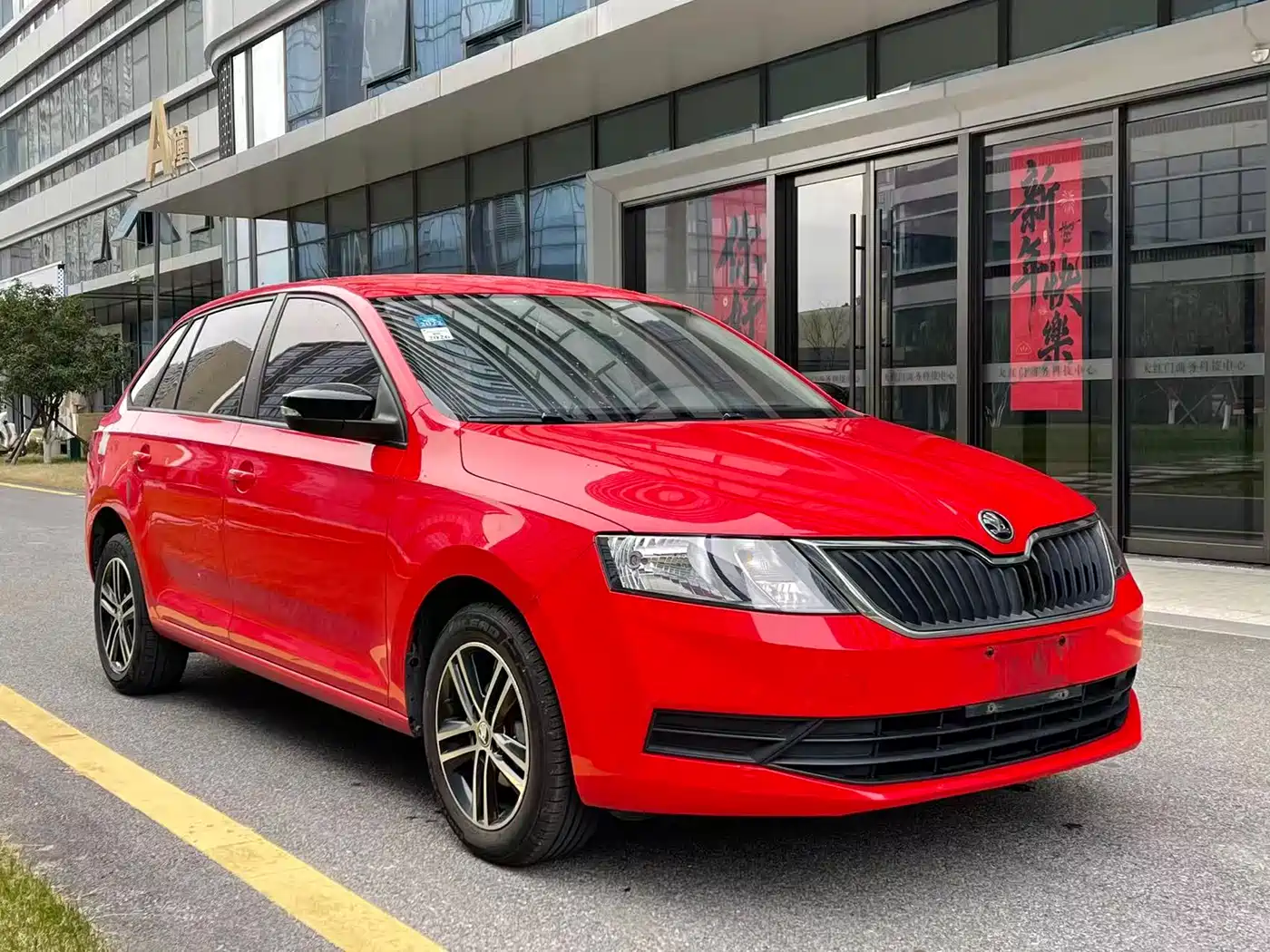 Škoda Skoda Rapid Spaceback 2018 1.6L Automatic Standard фото 3