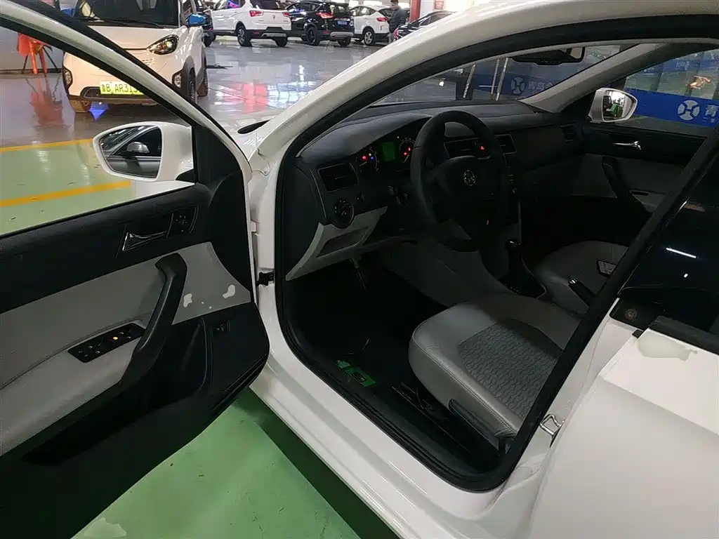 Škoda Rapid 2016 1.6L Automatic Pioneer Edition фото 13