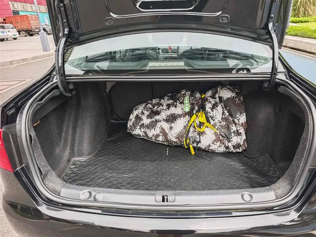 Volkswagen Lavida 2015 1.6L Automatic Comfort Edition фото 15