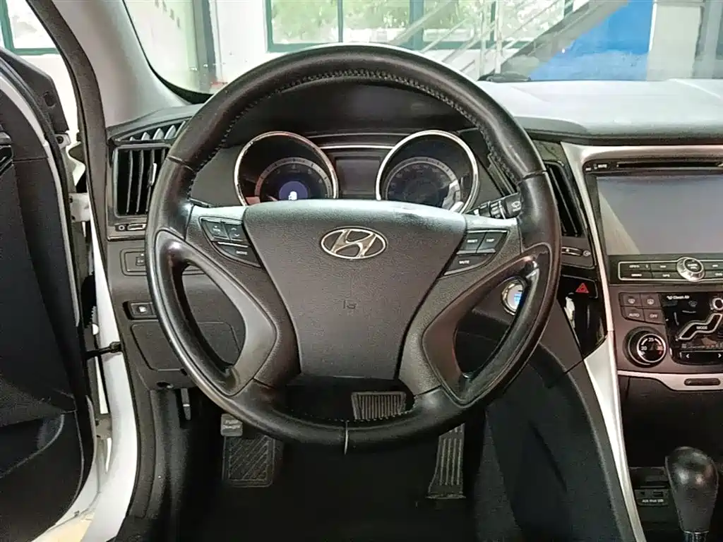 Hyundai Sonata 2014 2.0L Automatic Luxury фото 11