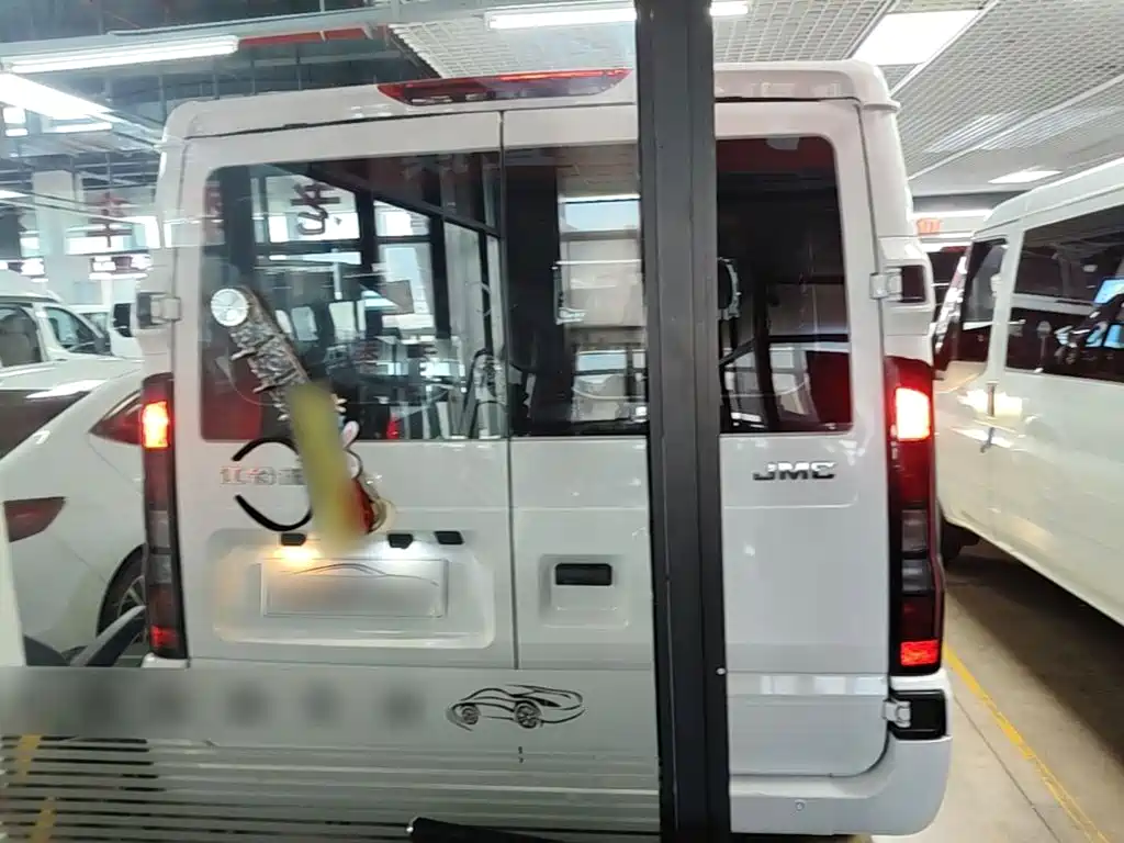 Jiangling JMC Fushun 2026 2025 Model 2.0T 6MT Diesel Short Wheelbase Low Roof Commercial MPV 5/6 Seats with Dual Swing Doors