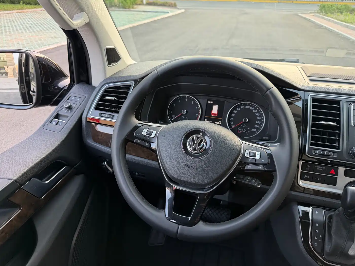 Volkswagen Multivan 2019 2.0TSI 4WD Premium 7-seater фото 9