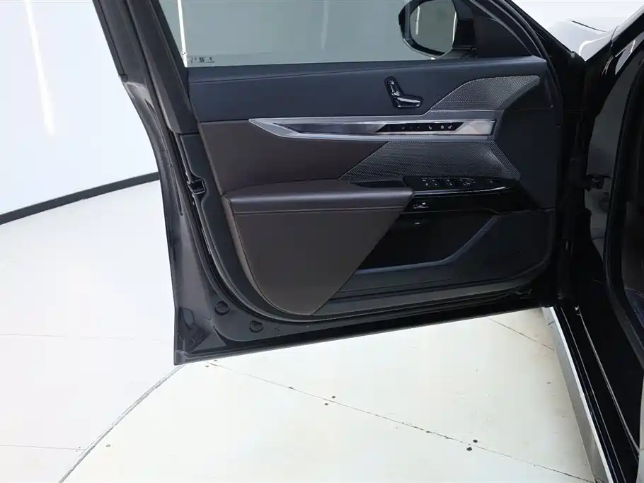 BMW 7 Series 2023 740Li Exclusive M Sport Package фото 15
