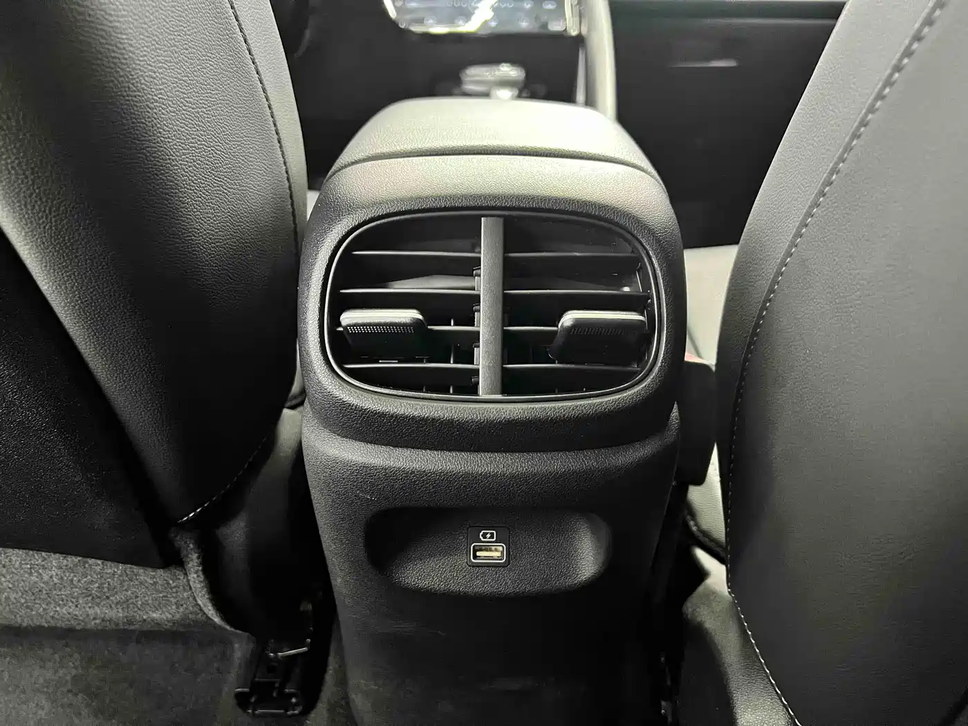 Hyundai Elantra 2022 1.5L CVT LUX Premium Edition фото 14