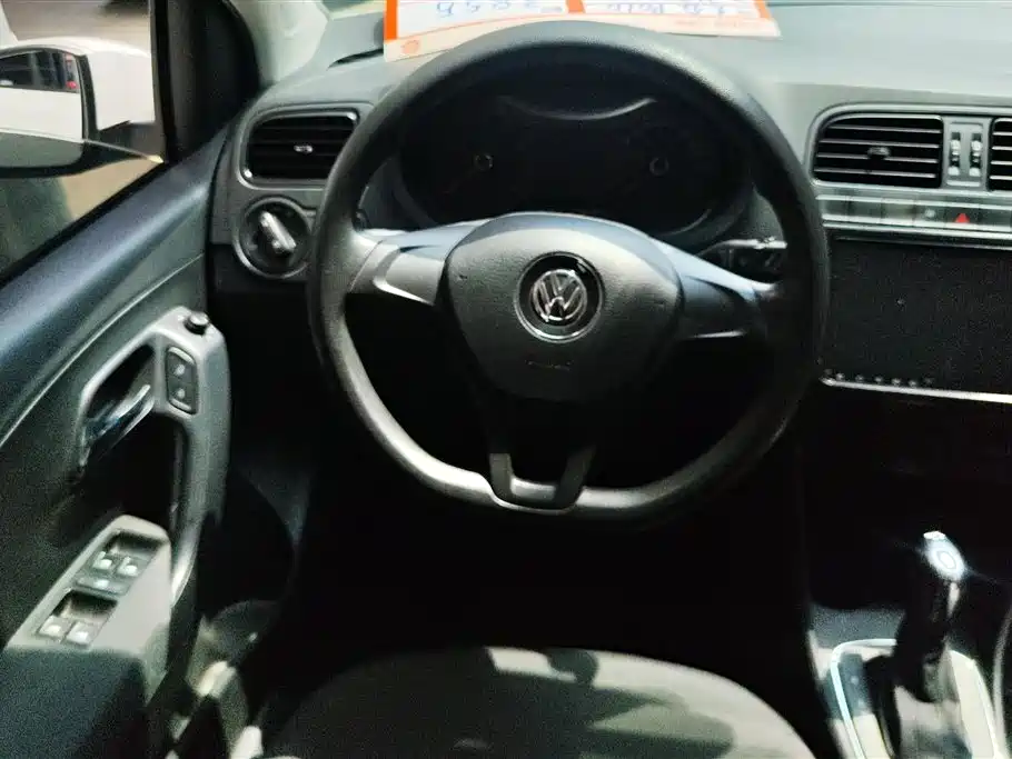 Volkswagen Polo 2016 1.4L Automatic Trend фото 15
