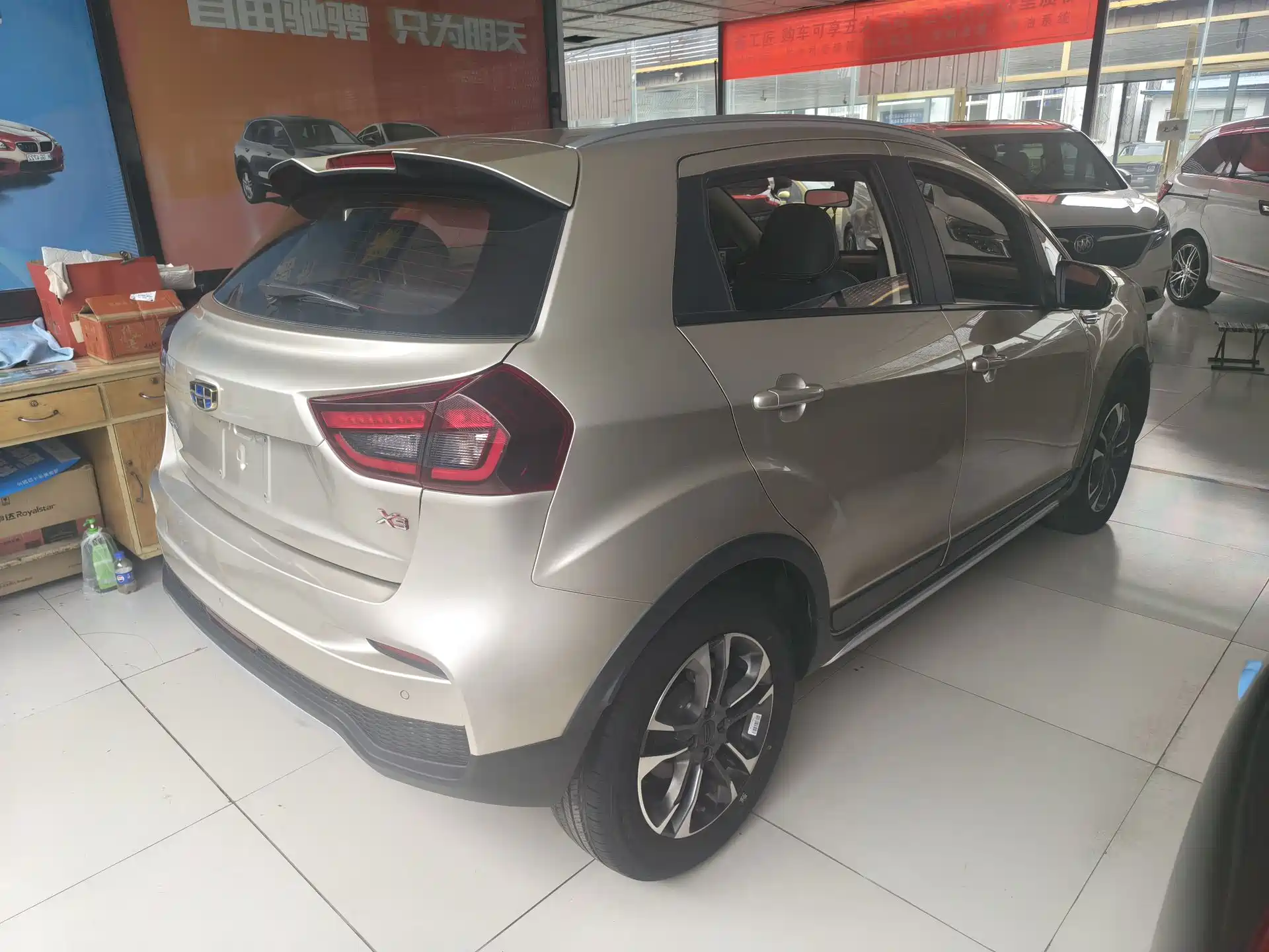 Фото 4 - Geely Vision X3