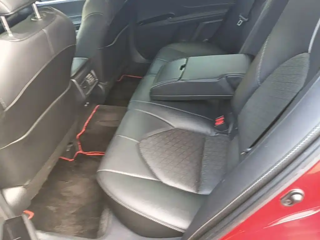 Фото 17 - Toyota Camry