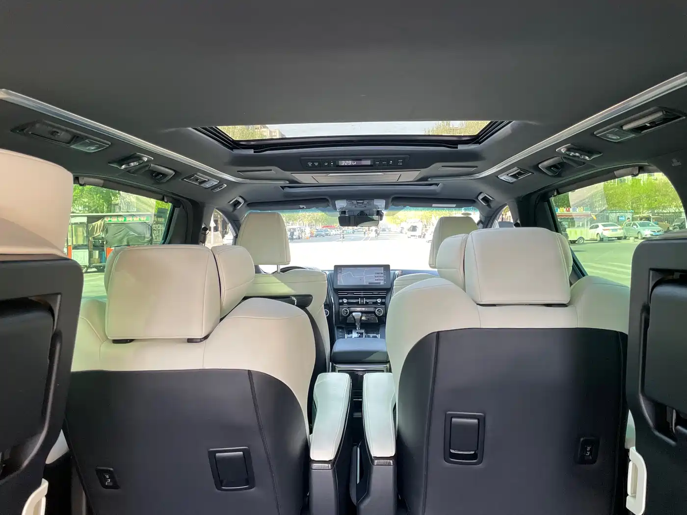 Lexus LM 2020 300h Seven-Seater Elegance Edition фото 11