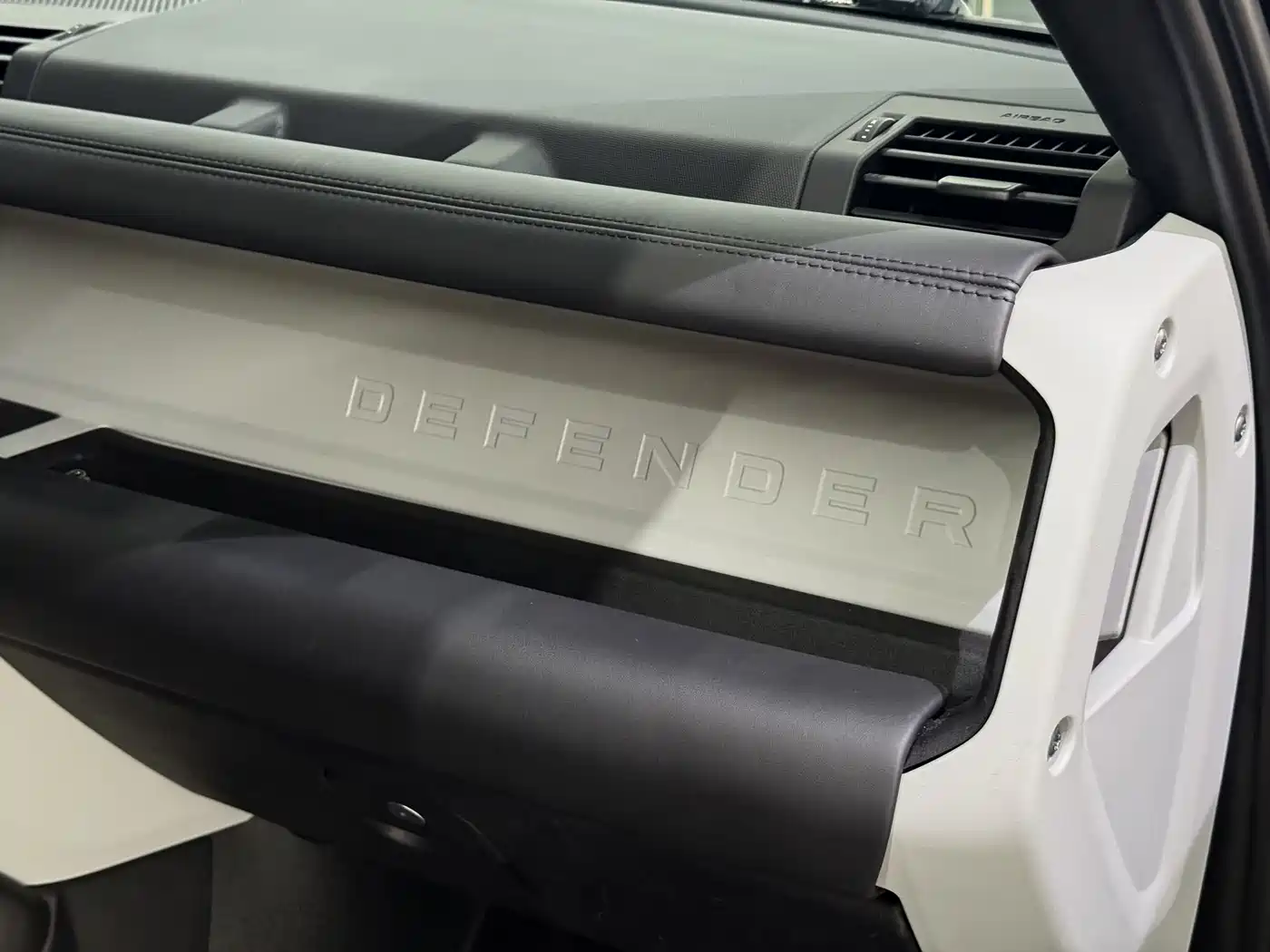 Land Rover Defender 2023 Model 90 3.0T P400 XS фото 8