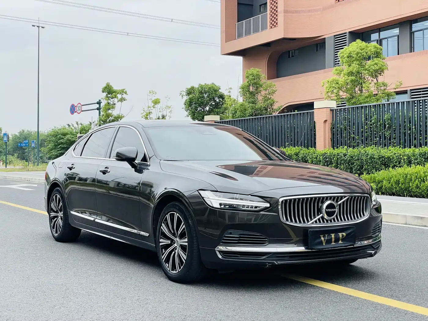 Volvo S90 Plug-in Hybrid 2021 2022 T8 Recharge Plug-in Hybrid Momentum Luxury Edition