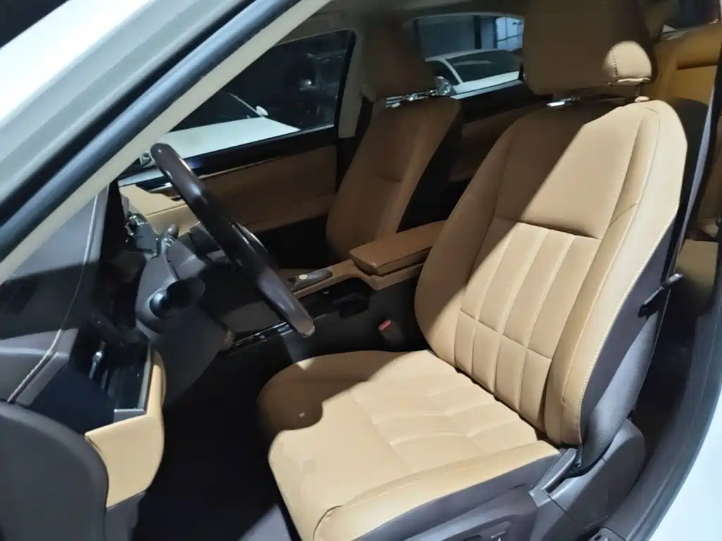 Фото 15 - Lexus ES