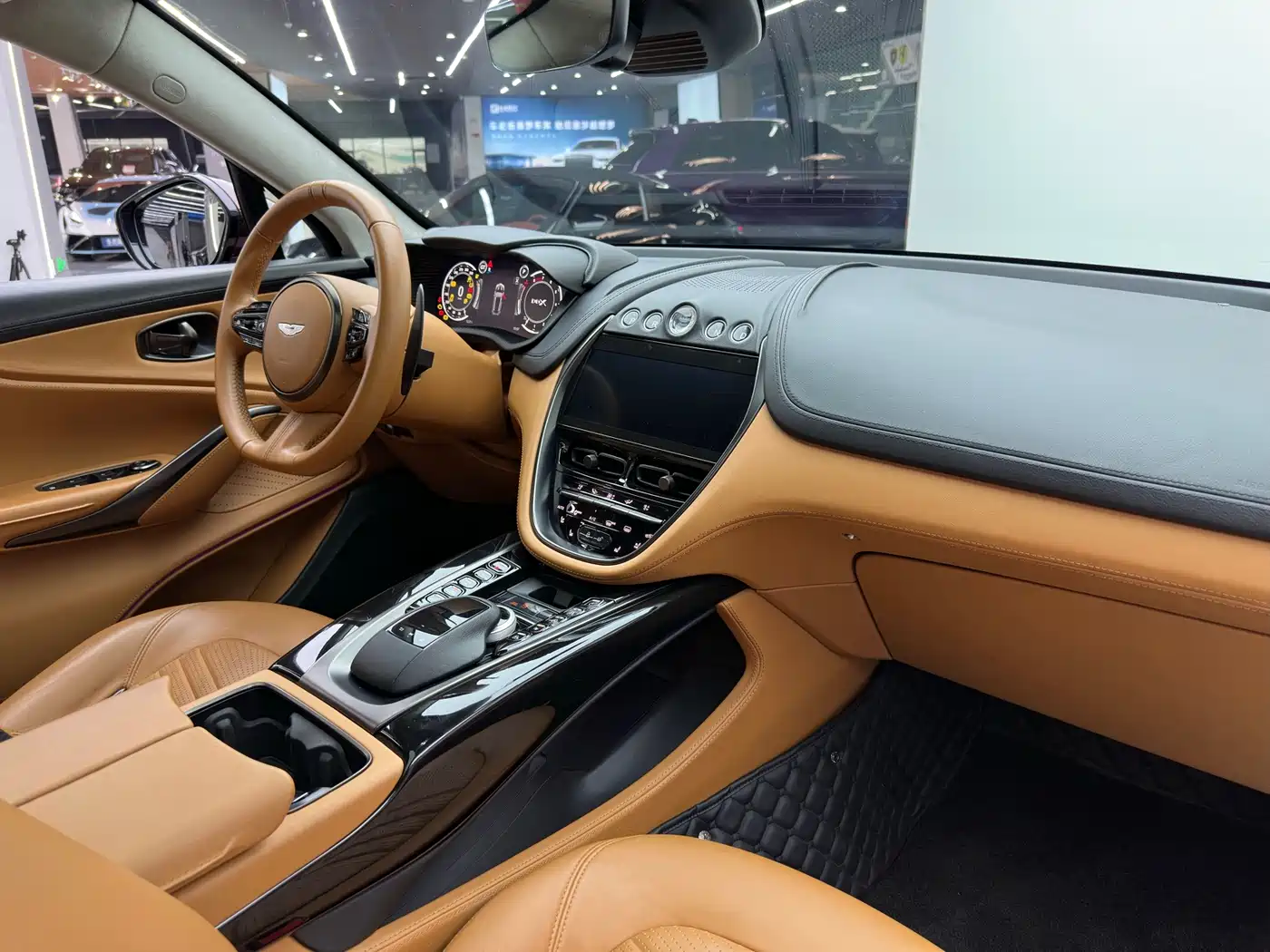 Фото 13 - Aston Martin DBX