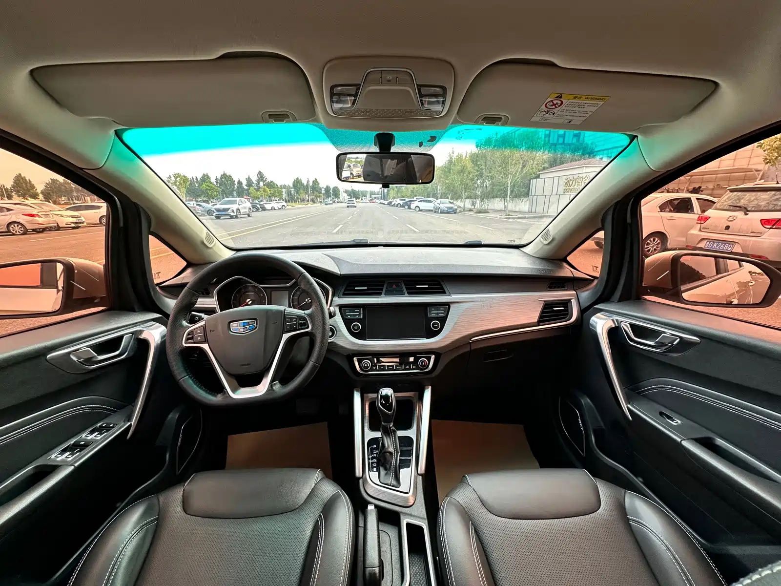 Фото 15 - Geely Vision X3