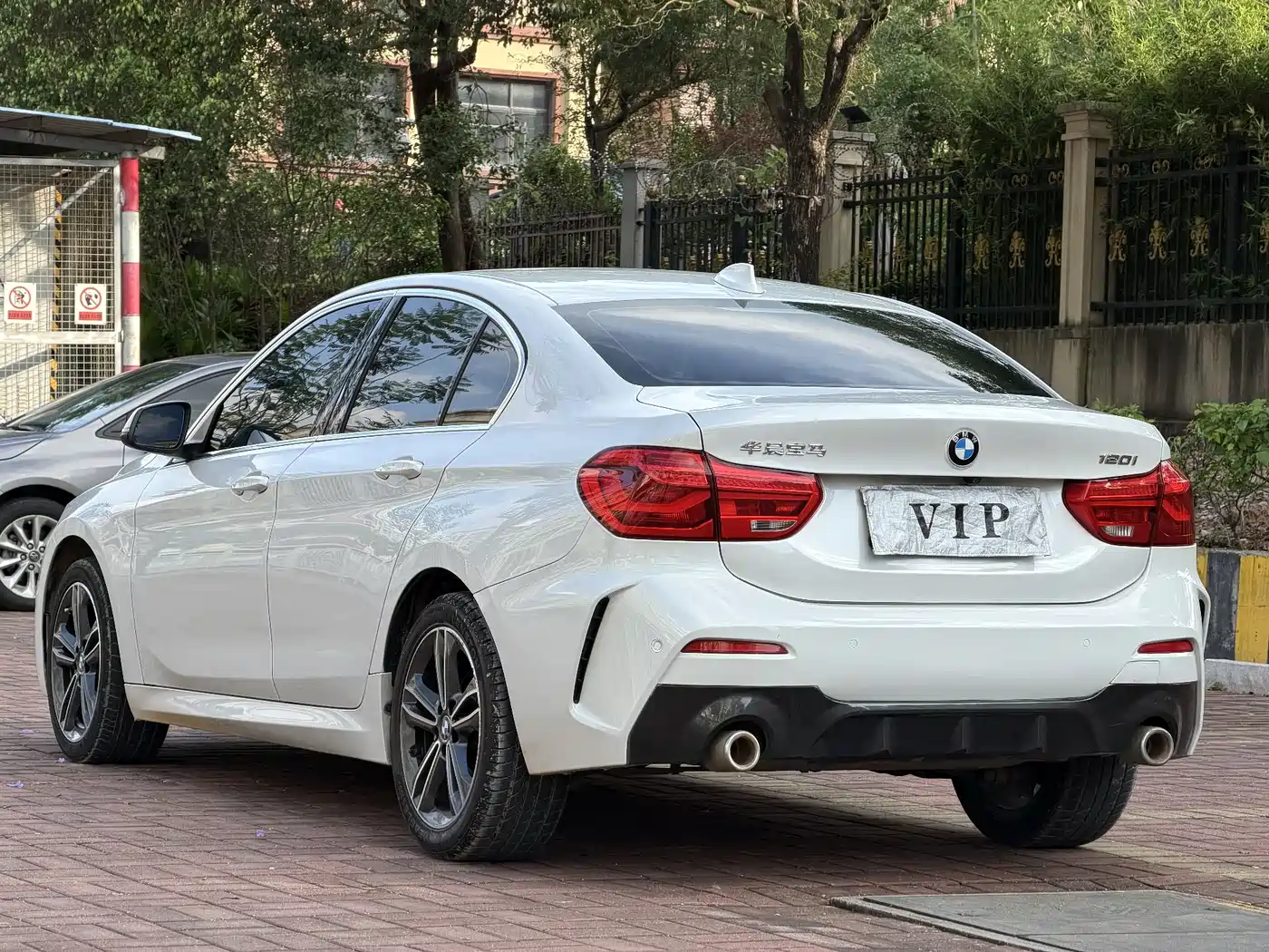 BMW 1 Series 2022 120i M Sport фото 6