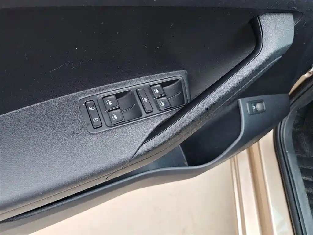 Volkswagen Jetta 2013 1.6L Automatic Fashion фото 13