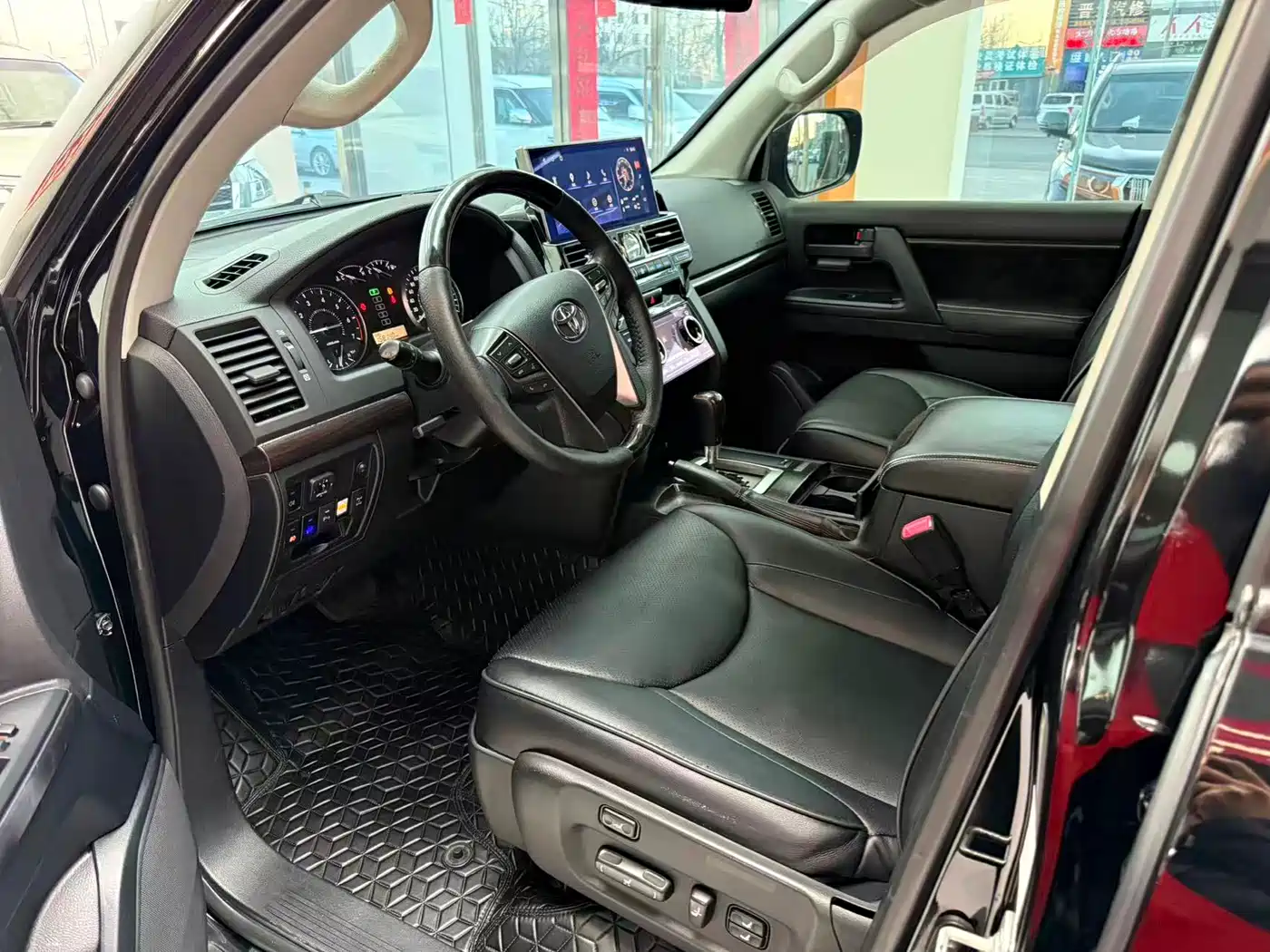 Toyota Land Cruiser (Import) 2015 4.0L V6 Middle East Limited Edition фото 4