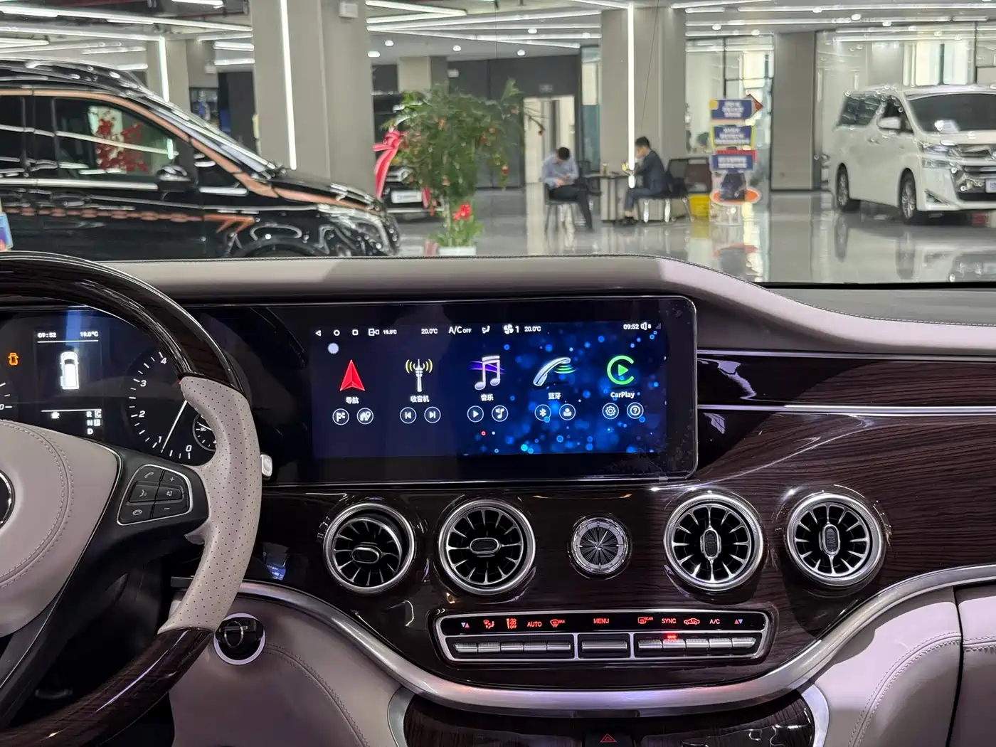 Mercedes-Benz Vito 2023 2.0T Business 7-Seater фото 11