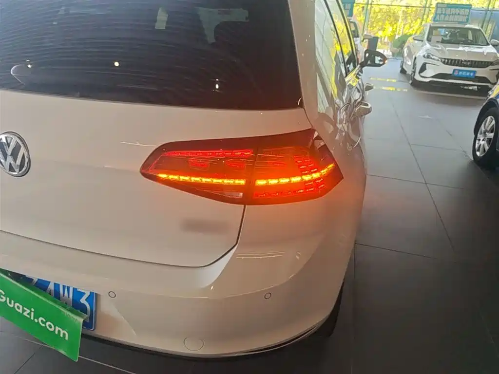 Volkswagen Golf 2017 1.6L Auto Comfort Millionth Edition фото 8