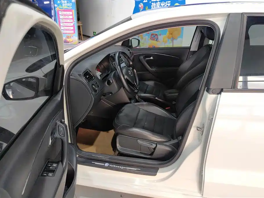 Volkswagen Polo 2016 1.6L Automatic Luxury фото 9