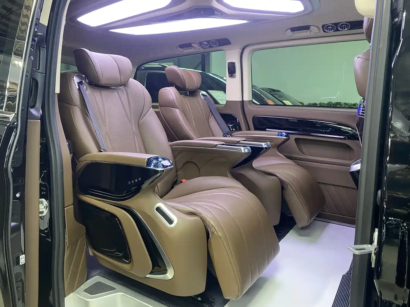 Mercedes-Benz Vito 2024 2.0T Business 7-Seater фото 12