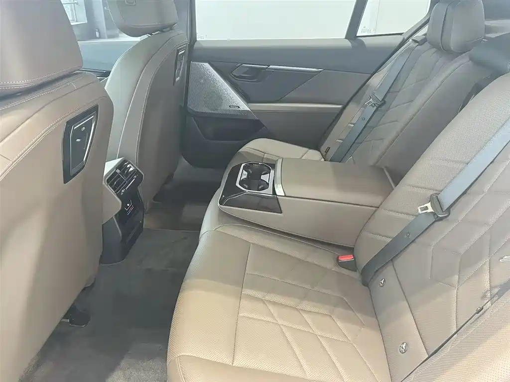 BMW 5 Series 2025 530Li Leading M Sport Package фото 10