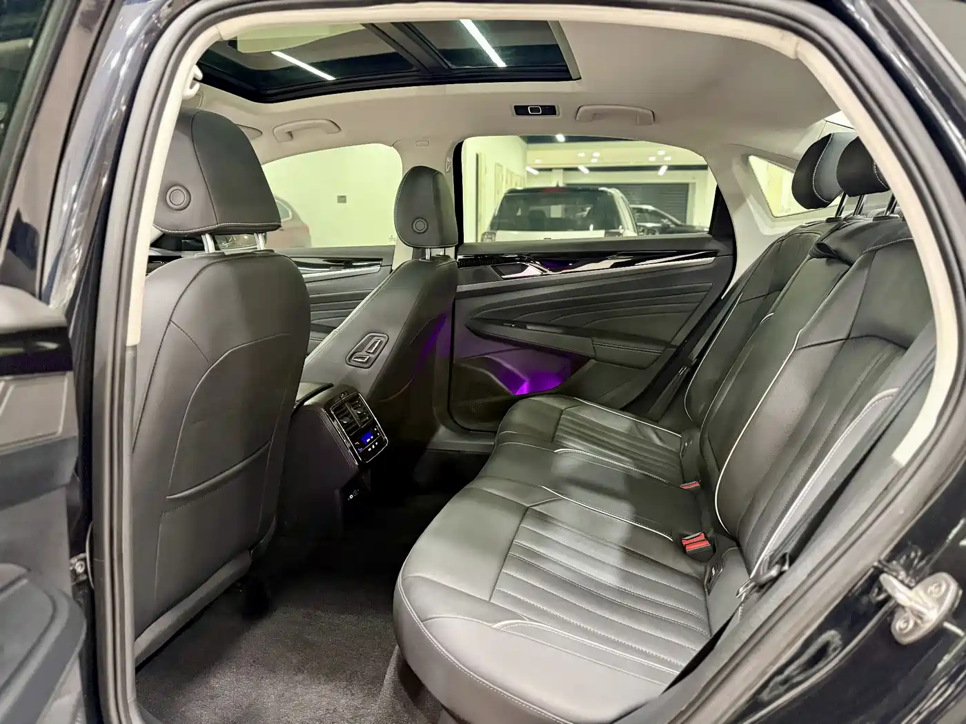Volkswagen Passat 2023 330TSI Starlight Elite Edition фото 8