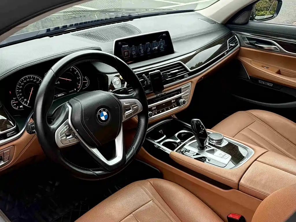 BMW 7 Series 2016 730Li Leading фото 11