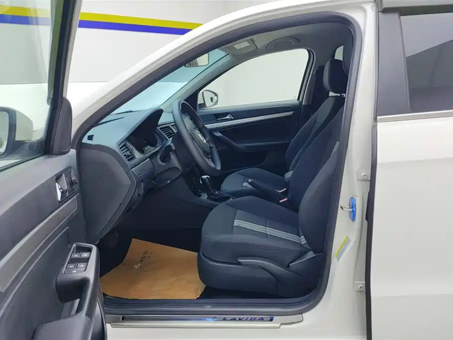Volkswagen Lavida Tour 2017 1.6L Automatic Trend Edition фото 9
