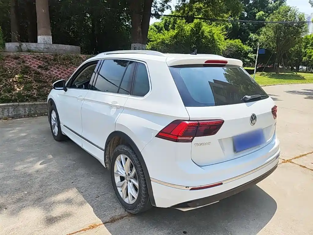 VOLKSWAGEN TIGUAN